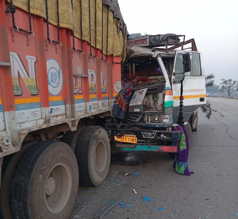 fathepur news,DCM rammed into a standing truck, Khalasi dies