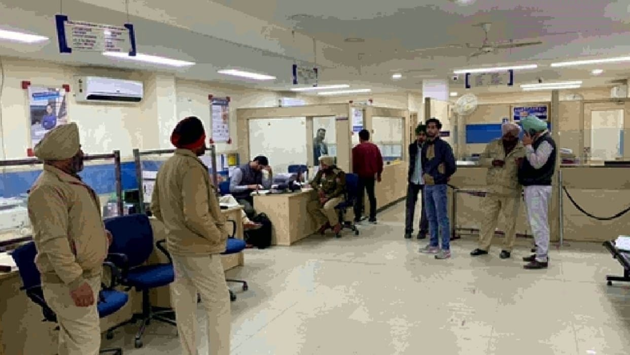 29 lakh looted at gun point in HDFC Bank robbers snatched guard rifle questions raised on security from incident a day before elections in tarantaran 