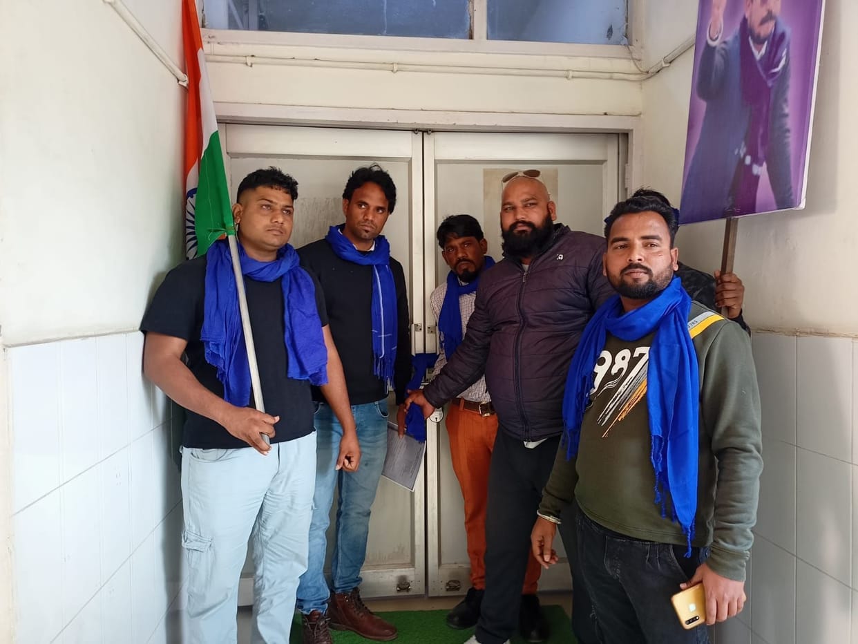 CMO madam was sitting in the office, the workers removed from Sanjeevani Hospital closed the door and demonstrated
