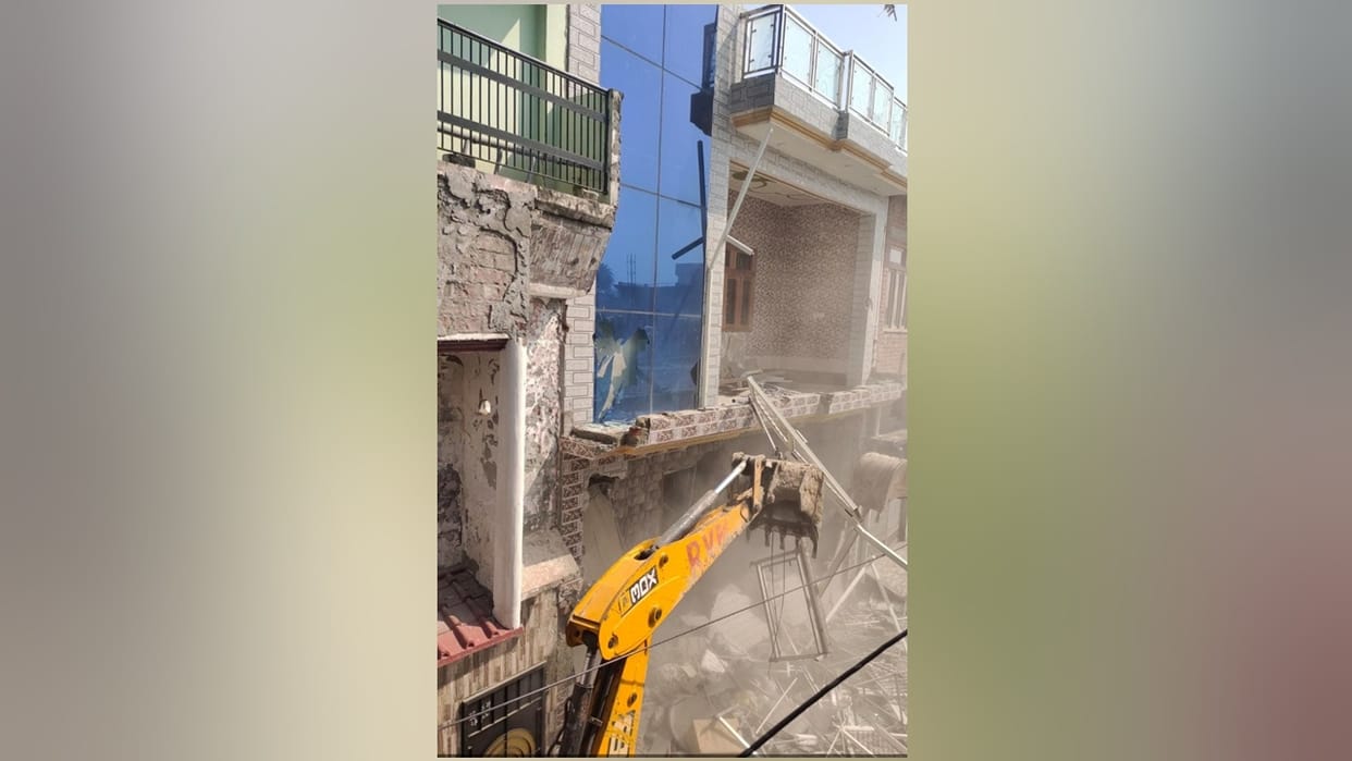 bda run bulldozer on smack smuggler faizan Raja Babu building in bareilly