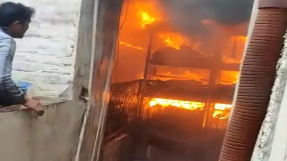 Fire Broke Out In Shoe Factory In rakabganj agra