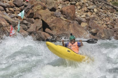 Uttarakhand: Rishikesh Ganga Kayak Festival 2022 Kayakars are trying hard with the booming waves, see photos