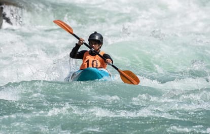 Uttarakhand: Rishikesh Ganga Kayak Festival 2022 Kayakars are trying hard with the booming waves, see photos