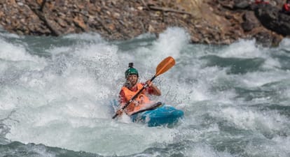 Uttarakhand: Rishikesh Ganga Kayak Festival 2022 Kayakars are trying hard with the booming waves, see photos