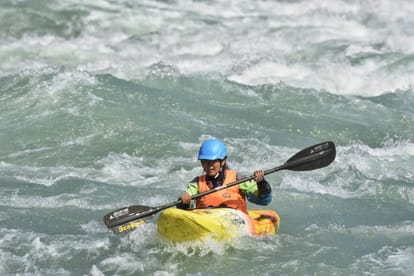 Uttarakhand: Rishikesh Ganga Kayak Festival 2022 Kayakars are trying hard with the booming waves, see photos