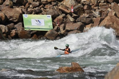 Uttarakhand: Rishikesh Ganga Kayak Festival 2022 Kayakars are trying hard with the booming waves, see photos