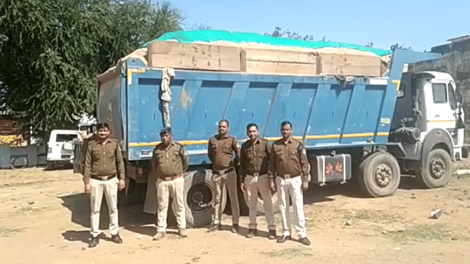 Madhya Pradesh: Dumper of Congress leader close to Digvijay seized in illegal sand transportation and mining case