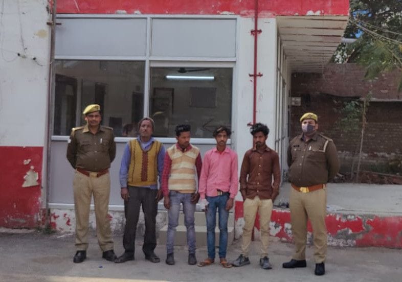 Four accused arrested in the beating of a thief who entered the house