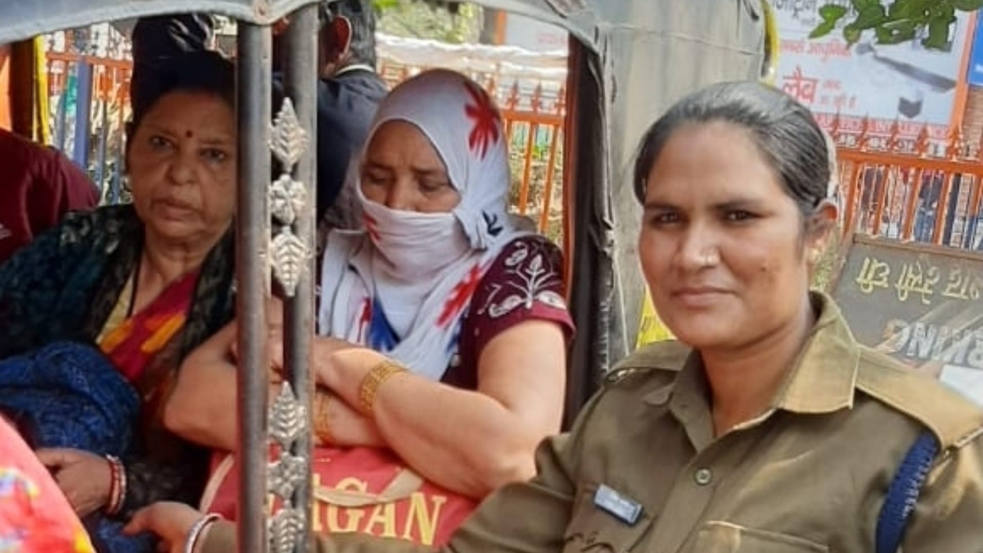 Woman constable saves passenger life in  Rohtak of Haryana