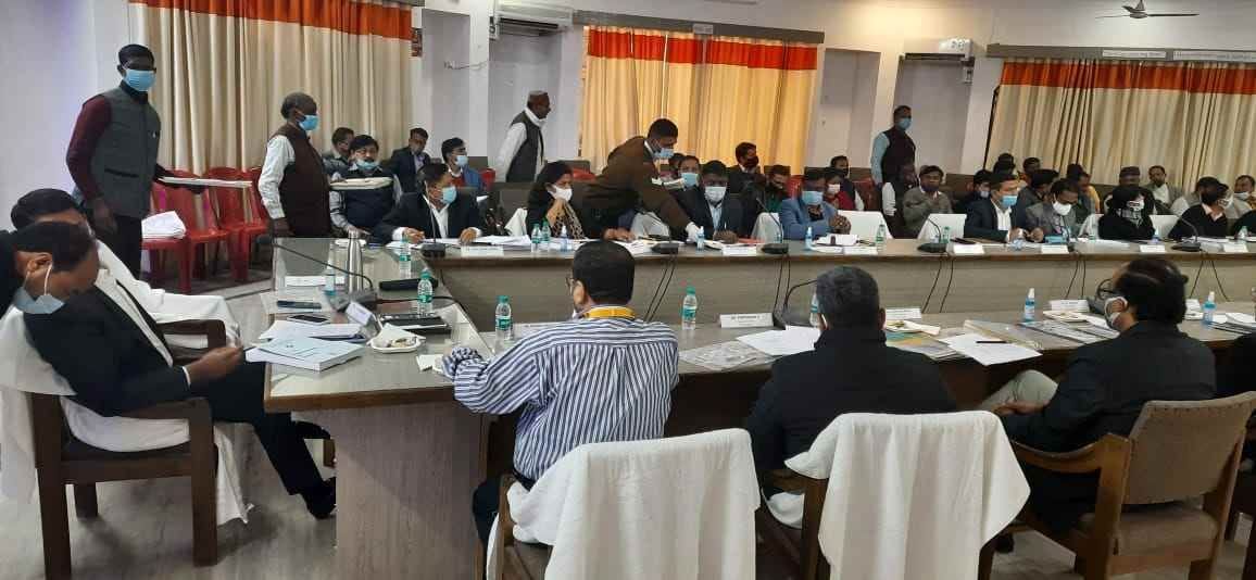 Randomization of EVMs done in the presence of observer