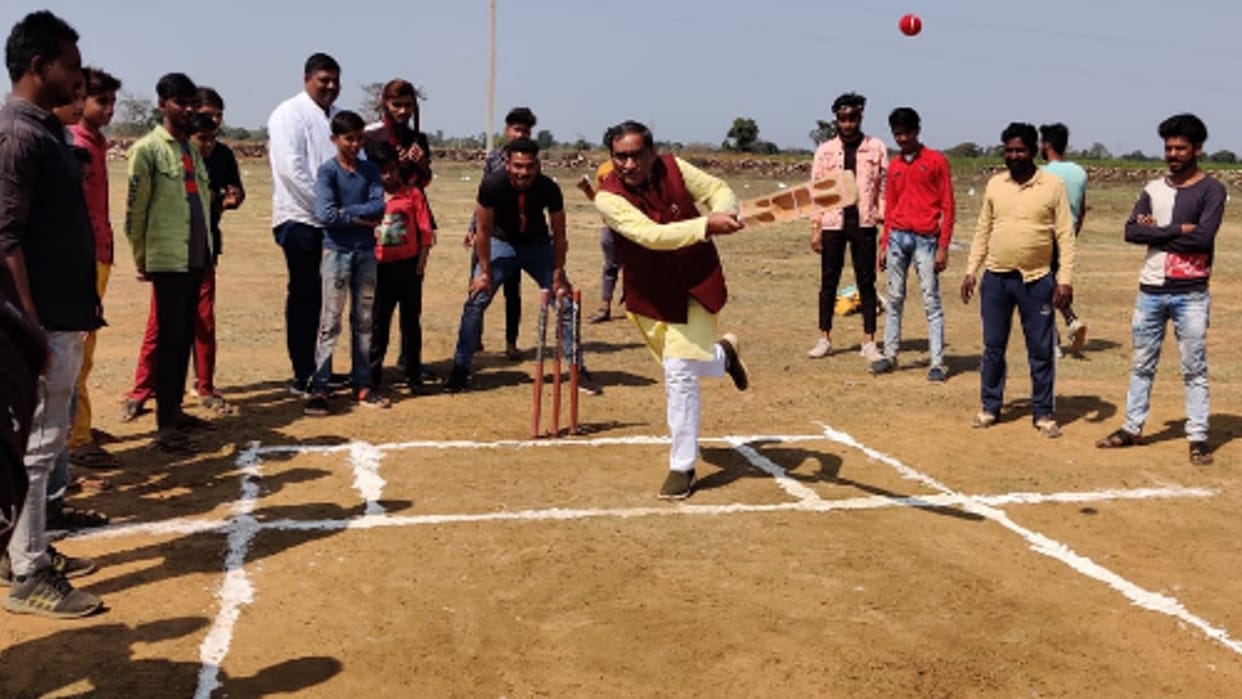 Shivpuri: Minister of State, Vice President of MP Text Book Corporation, Prahlad Bharti tried his hand at ball and bat