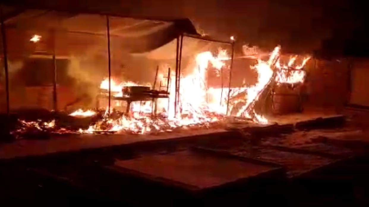 Morena: Fire in Kailaras vegetable market destroyed more than two dozen shops, found control after two hours of effort