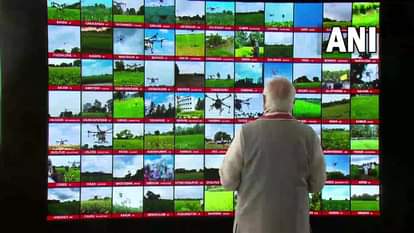 पीएम मोदी ने की कृषि के लिए ड्रोन के इस्तेमाल की शुरुआत