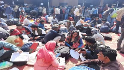 मैनपुरी की मंडी परिसर में पोलिंग पार्टियां