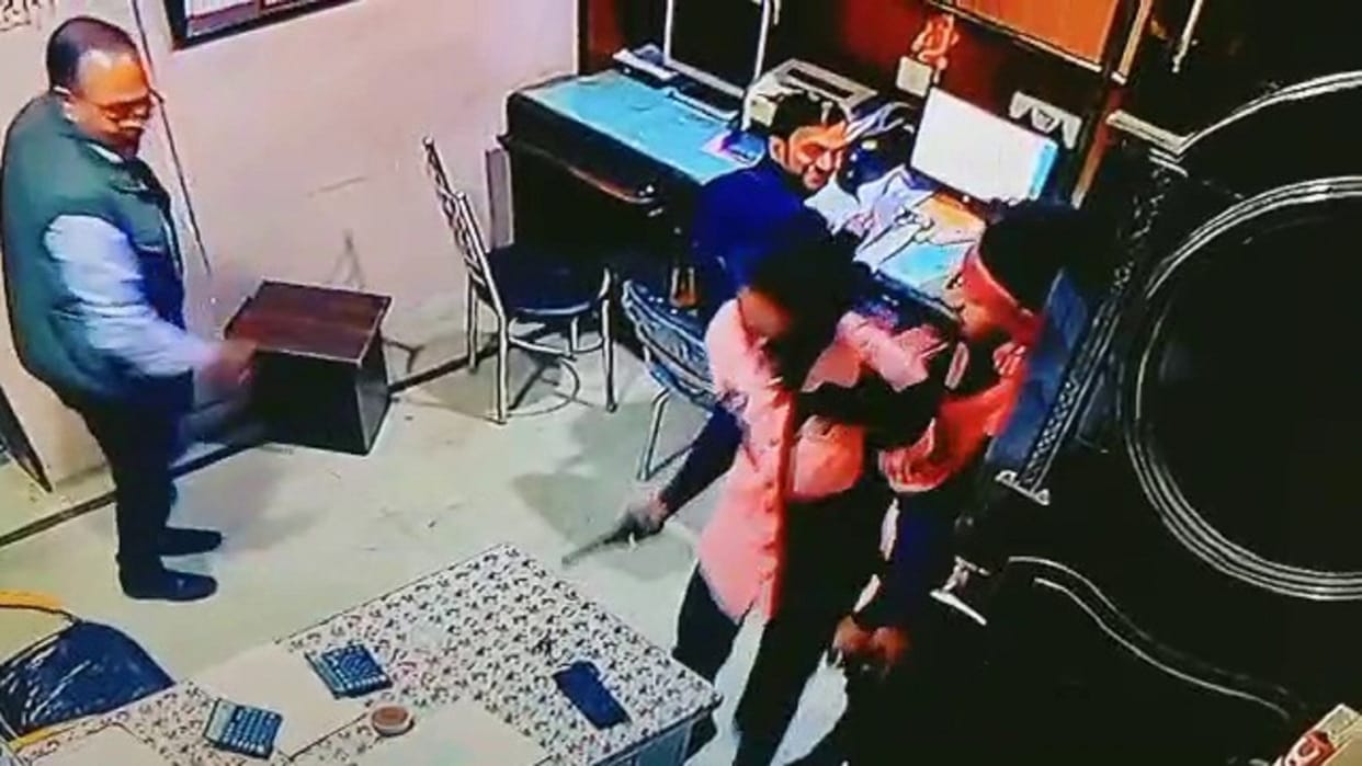 miscreants who entered the BJP leader house rob two lakhs on the strength of the weapon