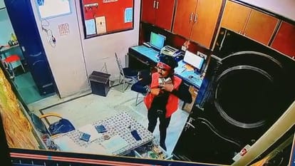 miscreants who entered the BJP leader house rob two lakhs on the strength of the weapon