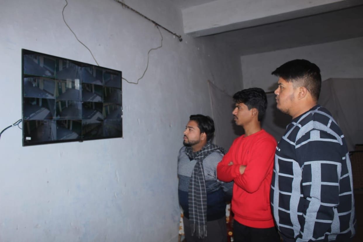 The candidates are monitoring the strong room of the EVM from the third 'eye' of the administration.