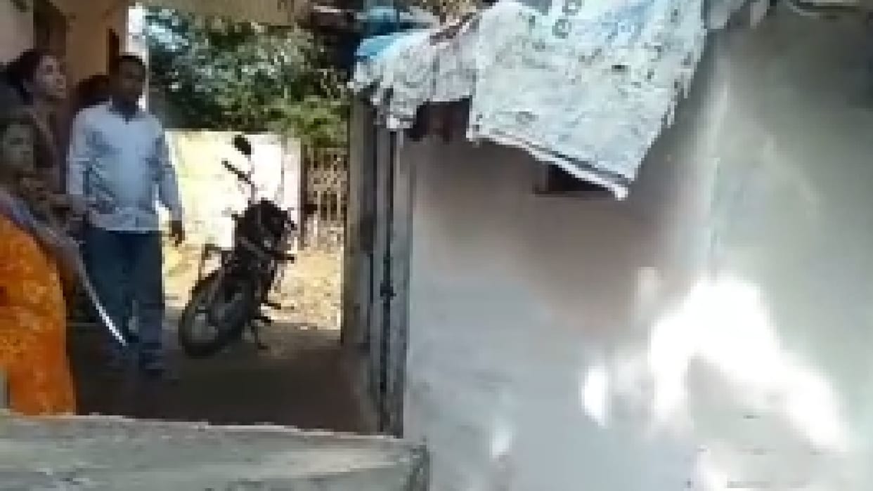 Bhopal JE showed sword: the team reached to cut the electricity connection had to call the police, FIR