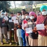 फरीदकोट में कतार में लगे मतदाता।