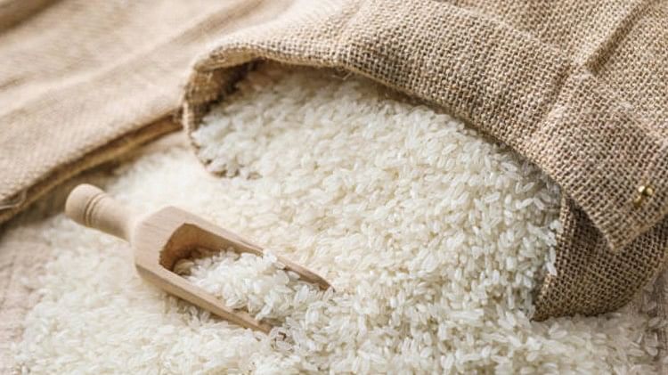Hathras News: घटतौली में राशन की एक दुकान निरस्त तो दूसरी निलंबित, डीलर फरार, मुकदमा दर्ज