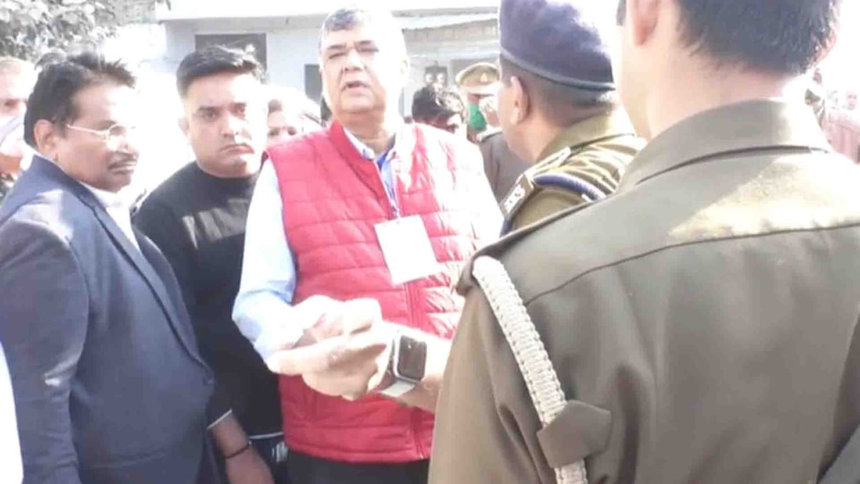 UP Election 2022 3rd Phase: Dispute between Vijay Kapoor and ACP in Kanpur
