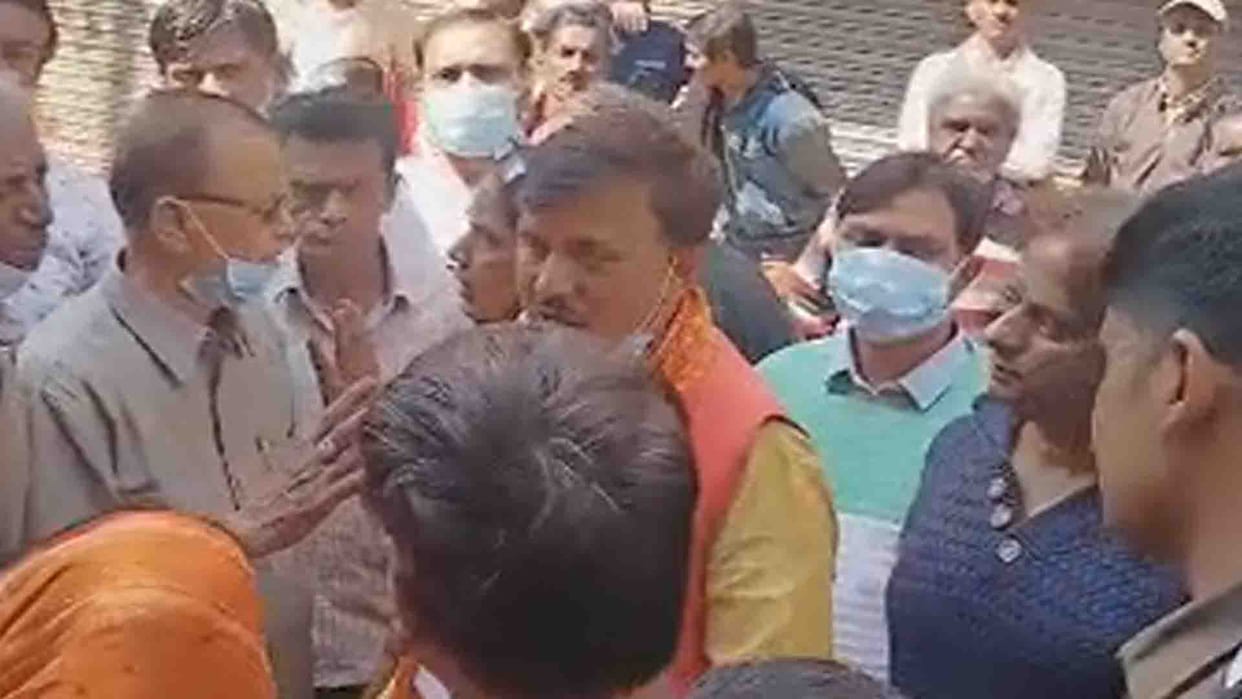 UP Chunav 2022: BJP candidate beat up former councilor and his partner in Kanpur