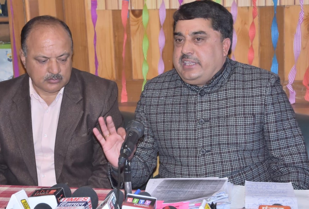Himachal Pradesh Arajpatrit Karamchari Mahasangh adhyaksh Vinod Kumar press conference in shimla