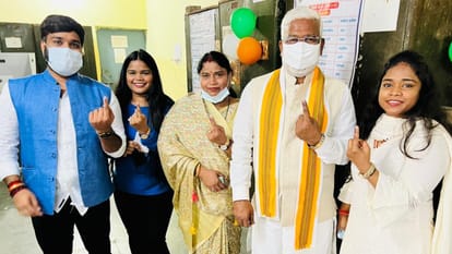 UP Punjab Chunav 2022 Voting Know in 10 Pictures How Big Leaders Cast Their Votes