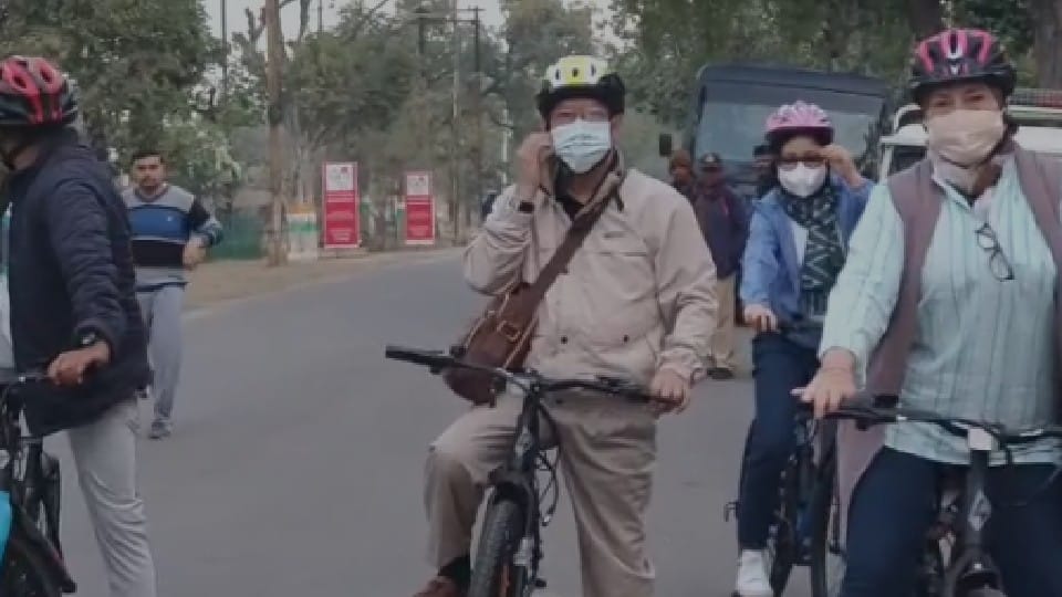 Chhatarpur: Ambassador on cycle, said- Khajuraho clean and green, this morning is very wonderful