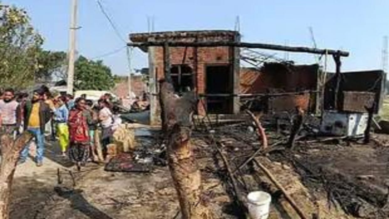 Five huts burnt to ashes due to fire in Farenda
