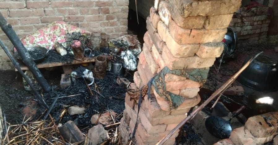 fathepur news,Fire in the house due to spark, household ashes