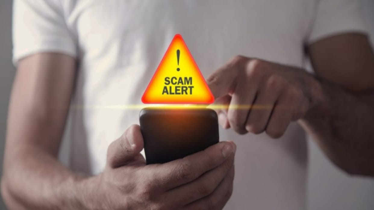 fraud in the name of selling mobile to businessman in Kabirdham
