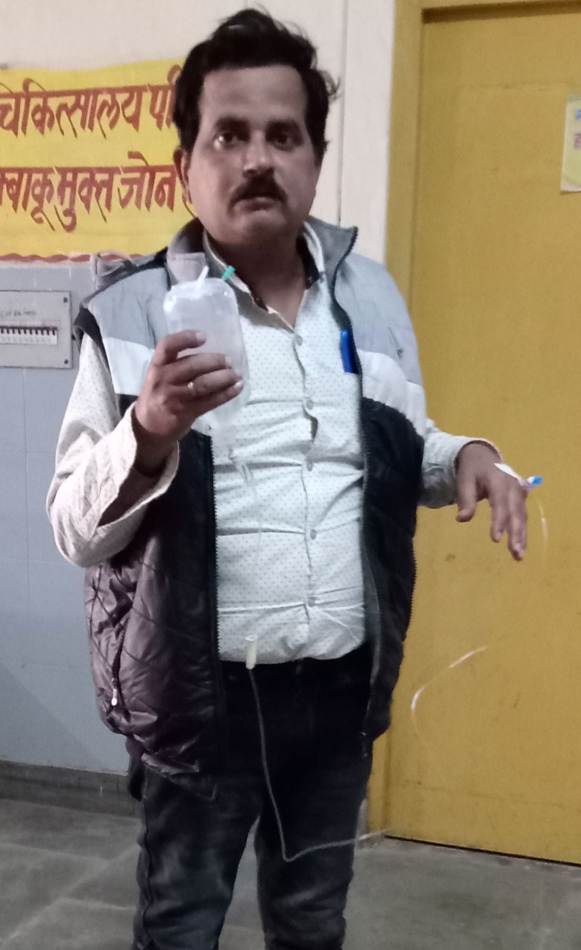 Kanpur Dehat : Neither a stretcher nor a wheel chair was given, a glucose bottle was given to the patient
