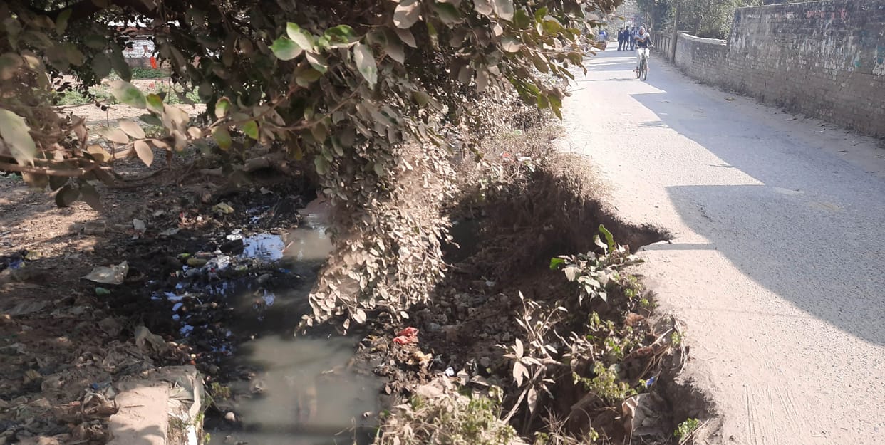 Broken drain on the tied road, now the road started sinking