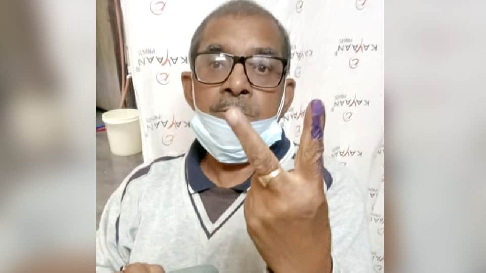 up election 2022 third phase voting saint cast his vote with a Muslim friend in firozabad