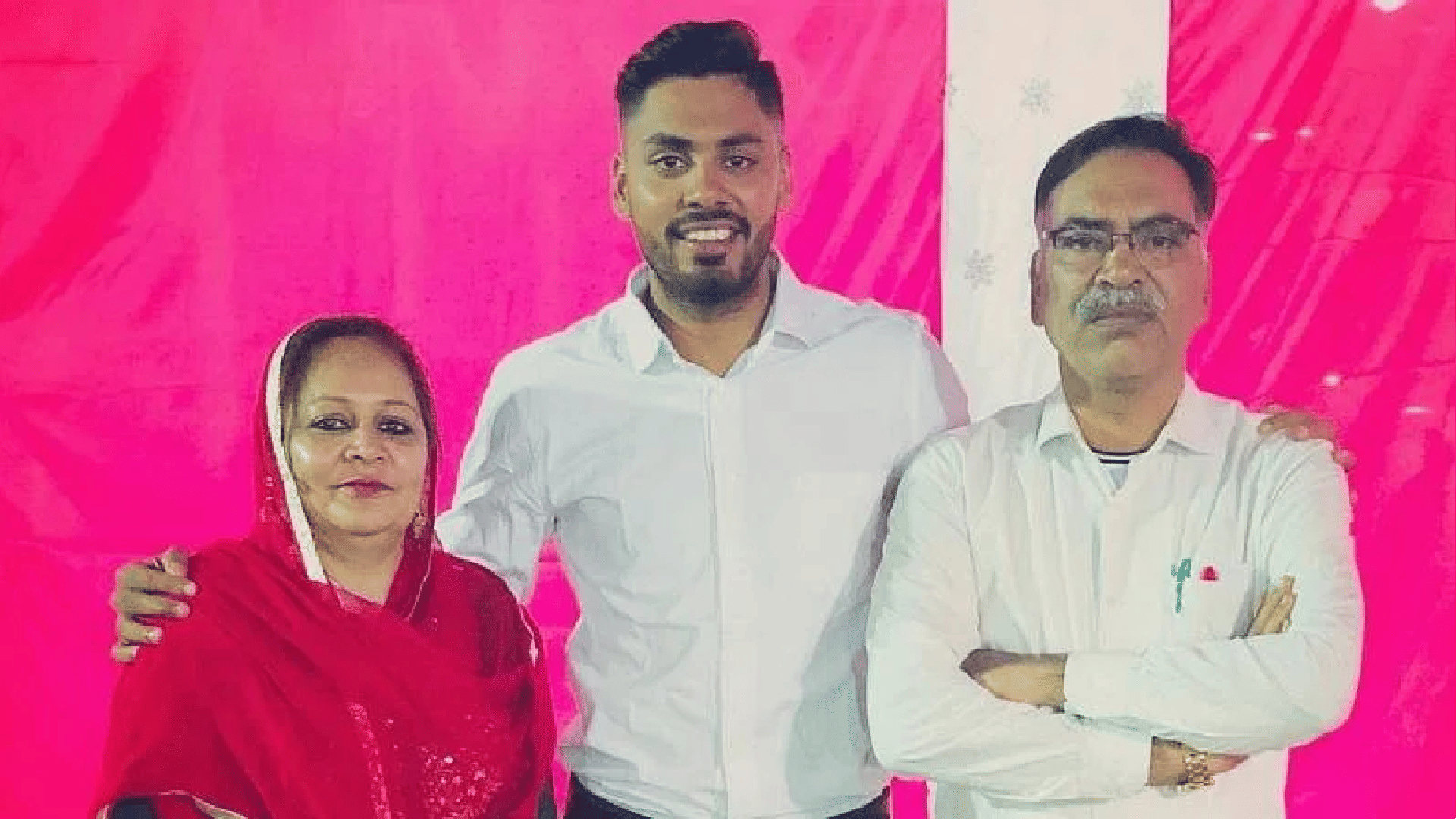 माता-पिता के साथ आवेश खान