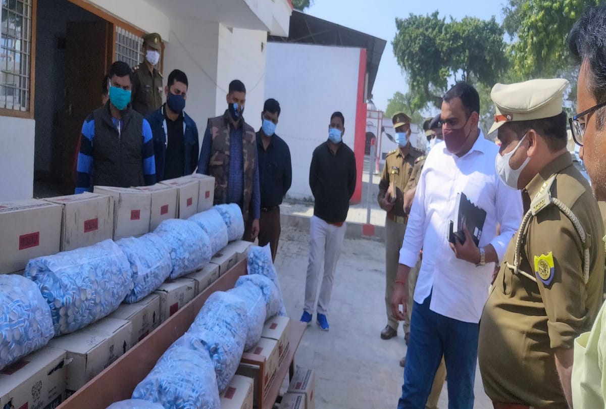 illegal liquor gang busted in Azamgarh 13 people arrested for selling adulterated liquor