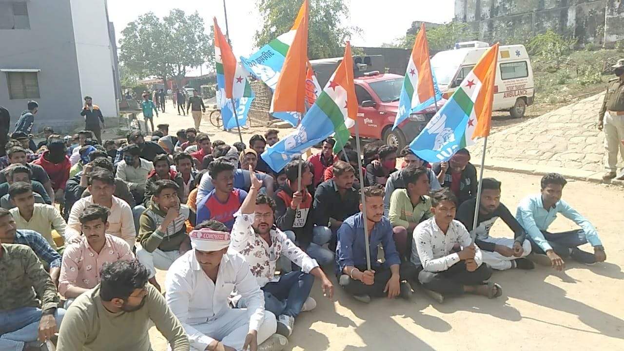 NSUI workers staged a sit-in in the police station premises