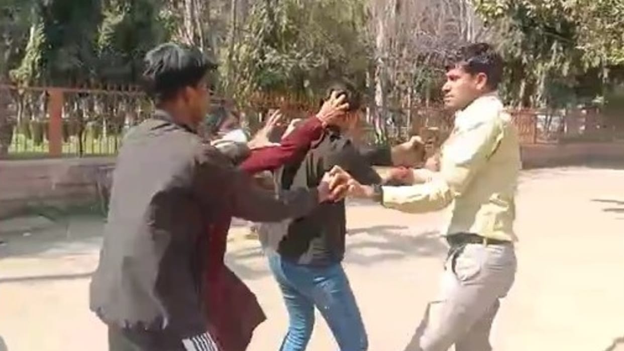Gwalior: The car collided while overtaking the bike, the video of brother and sister fighting while holding their hair on the middle road went viral
