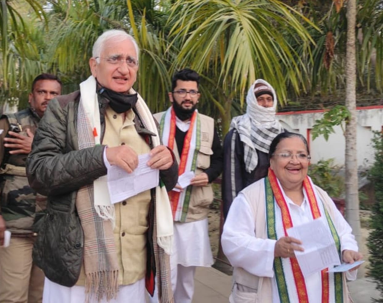 muhoort dekhakar janapratinidhiyon ne kiya matadaan