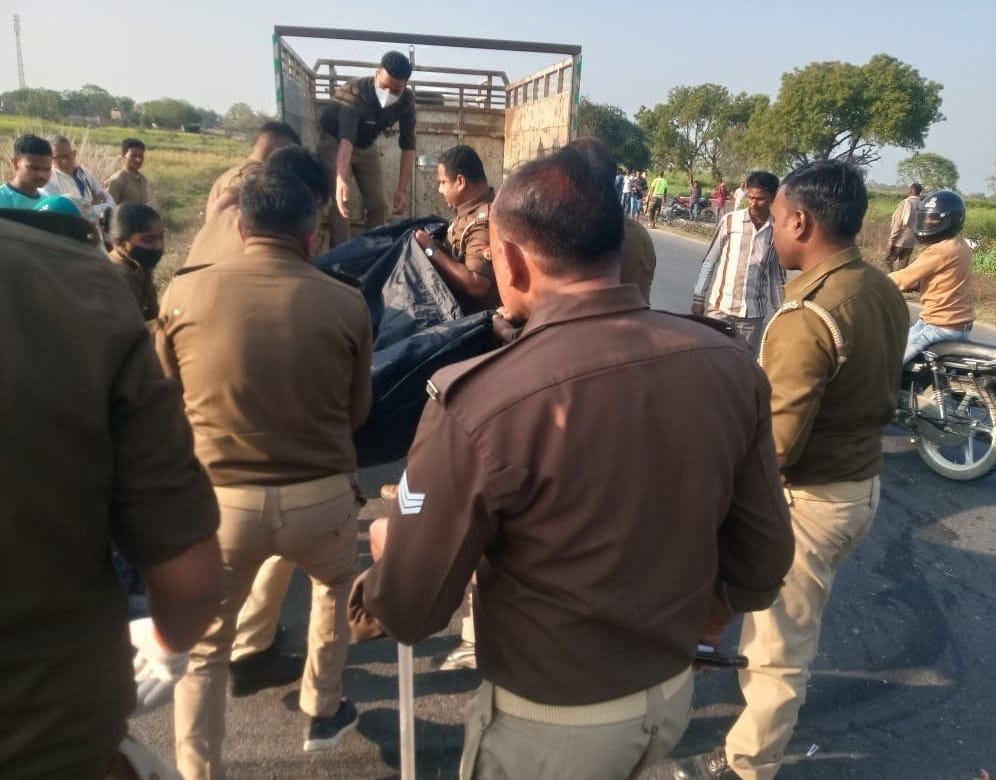 Bike rider couple and girl died due to dumper collision, helmets were not put on