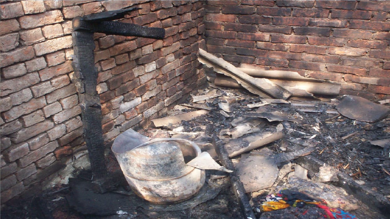 accident in Moradabad fire broke out in liquor shop while boiling milk seven people scorched due to cylinder burst