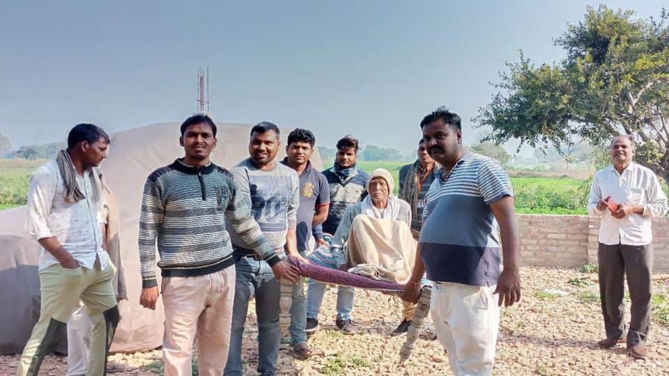 up election 2022 third phase voting saint cast his vote with a Muslim friend in firozabad