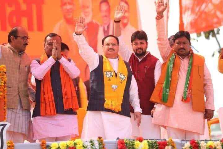 Akhilesh-Priyanka born with silver spoon