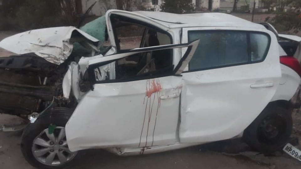 Dewas: A painful accident happened on Ujjain road, the car of friends returning from Ratlam to Dewas collided, both died