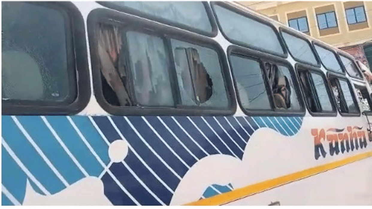 Shivpuri: Unknown youths attacked the bus of people returning from marriage ceremony, people serious in accidents