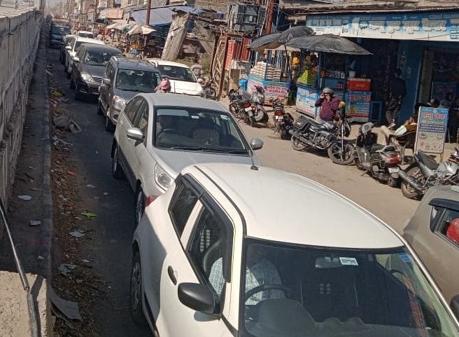 Service road jammed, vehicles stuck for three hours