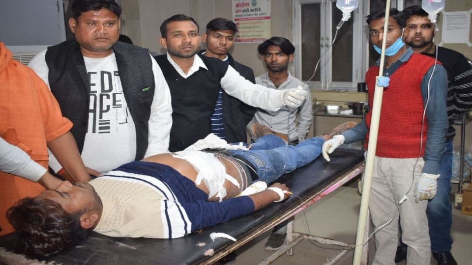 Up election 2022 young man shot during polling in Mainpuri allegations against SP supporters