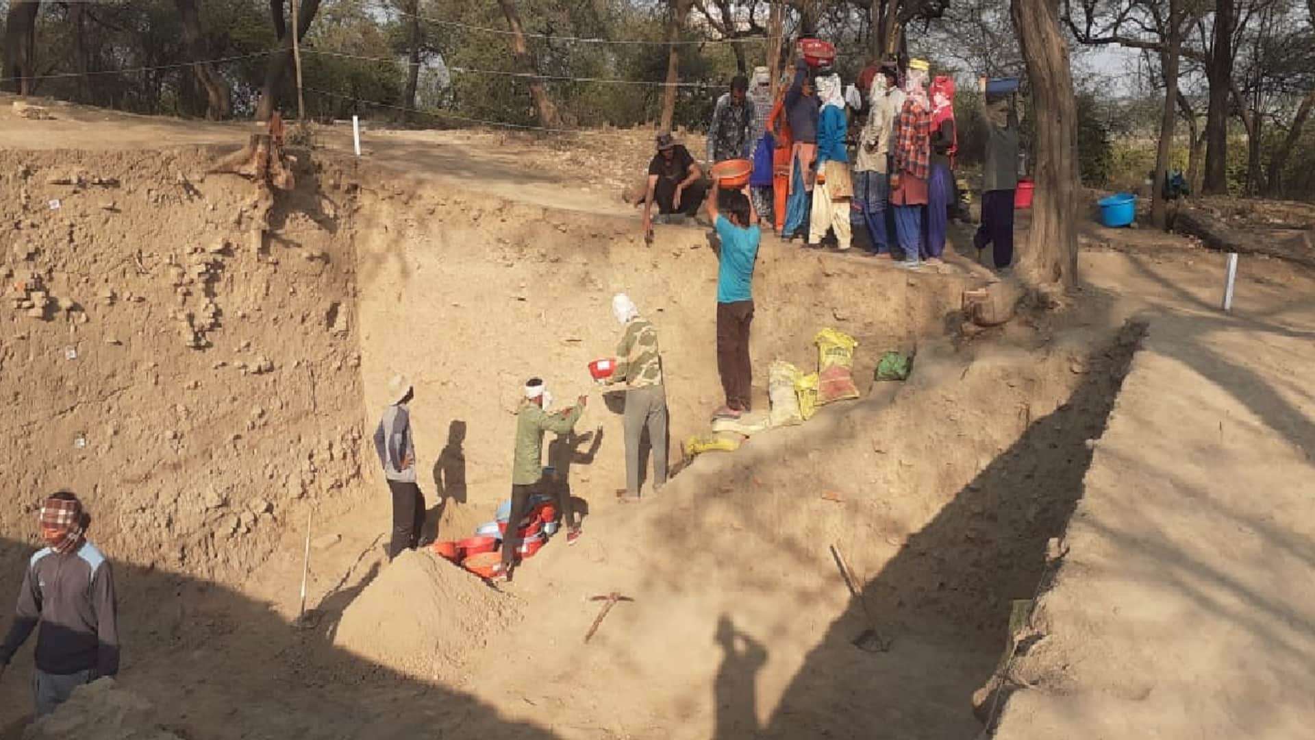 Hastinapur Meerut : Bangles, burnt bones, walls of palaces, pottery earthen pots have been found in excavation in Pandav Mound