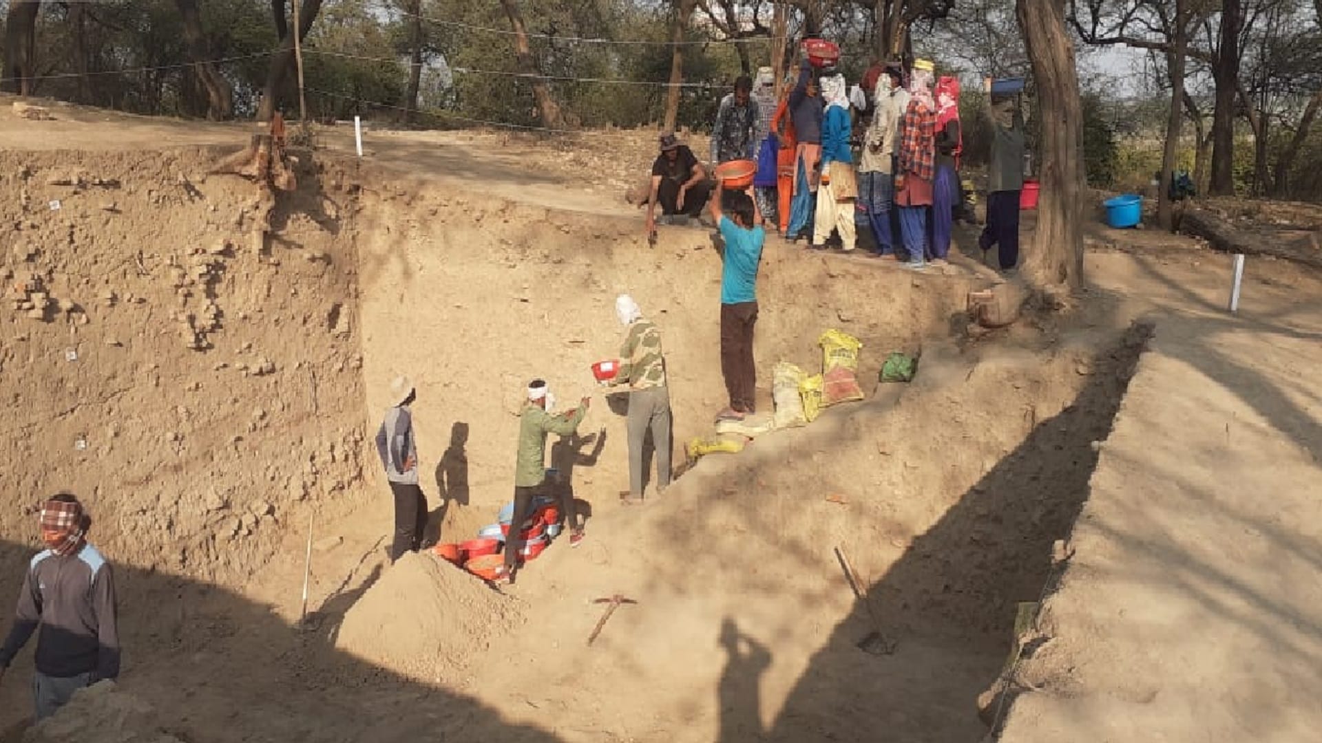 Hastinapur Meerut : Bangles, burnt bones, walls of palaces, pottery earthen pots have been found in excavation in Pandav Mound